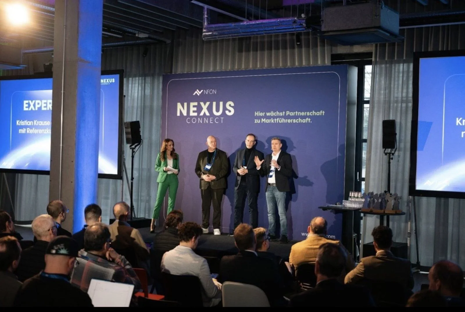 Team-Präsentation beim Hackathon - Bühne mit NEXUS CONNECT Branding