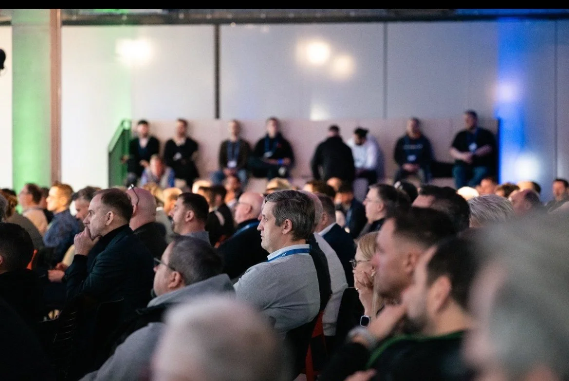 Teilnehmende des Hackathons bei NEXUS CONNECT 2026 im Konferenzraum