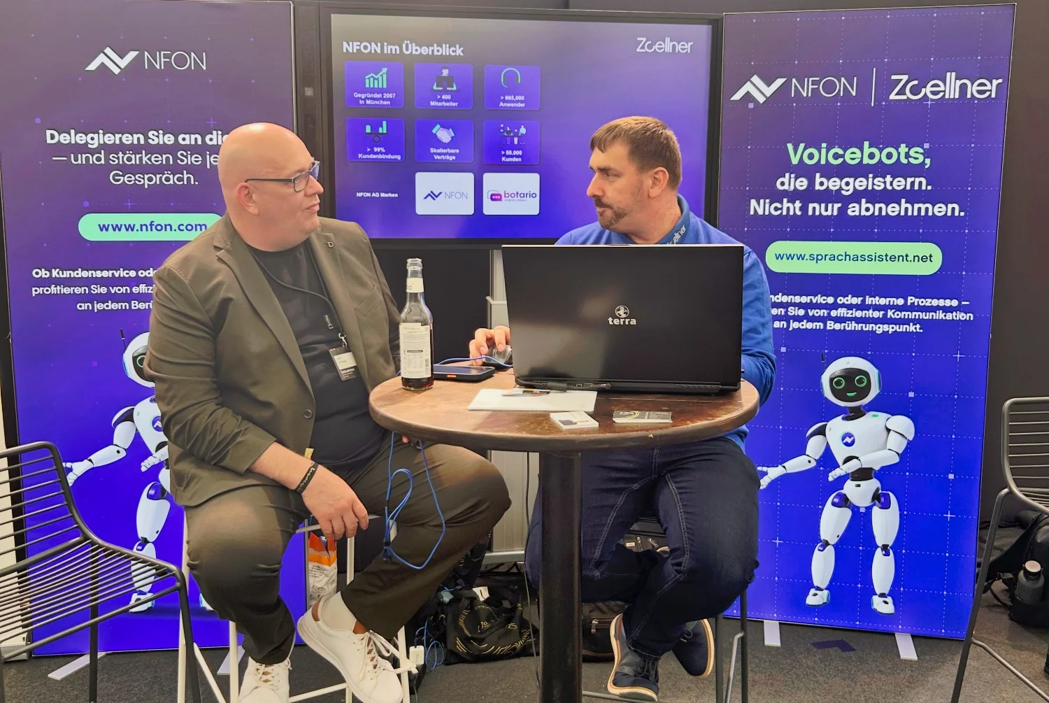 Gespräch am Stehtisch am Stand von NFON und Zöllner auf den onOffice business-beats 2026 in Aachen